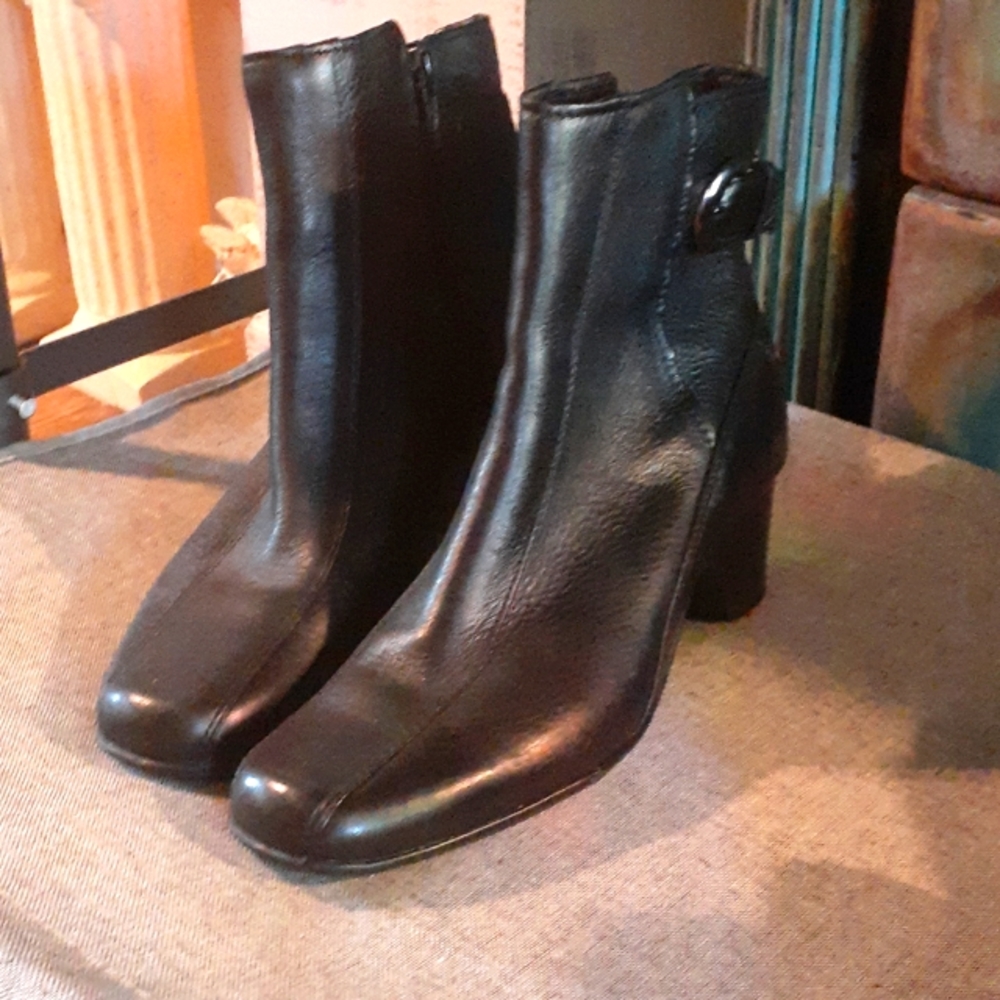 CLARKS Active air Black leather boots size 7 1/2.